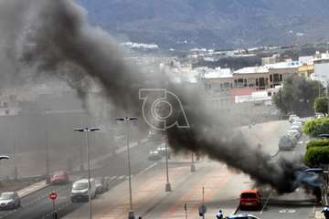 Incendio de un contenedor en la rambla de Pedro Lezcano (Foto TA)